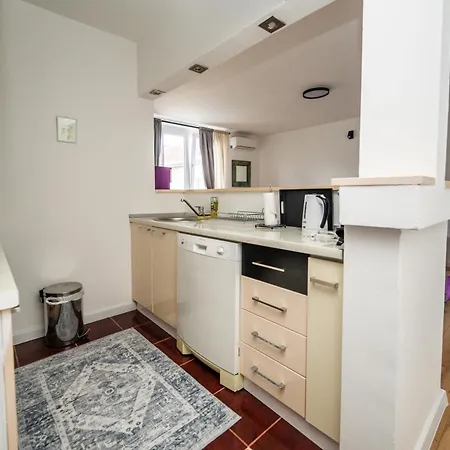 Bright And Colorful 1bdr In The Center Σαράγεβο