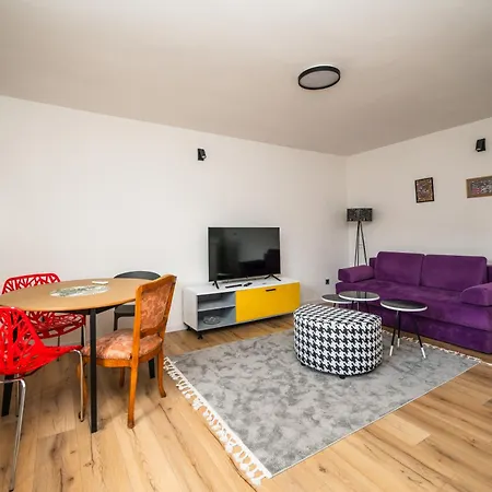 Apartament Bright And Colorful 1bdr In The Center