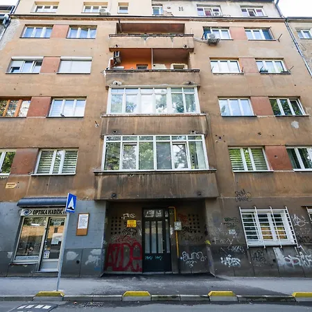 Apartament Bright And Colorful 1bdr In The Center