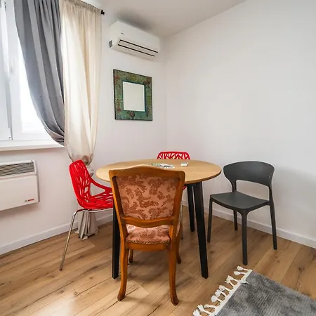 Bright And Colorful 1bdr In The Center