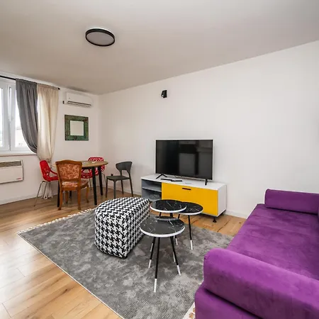 Bright And Colorful 1bdr In The Center *