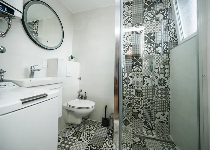 Bright And Colorful 1bdr In The Center