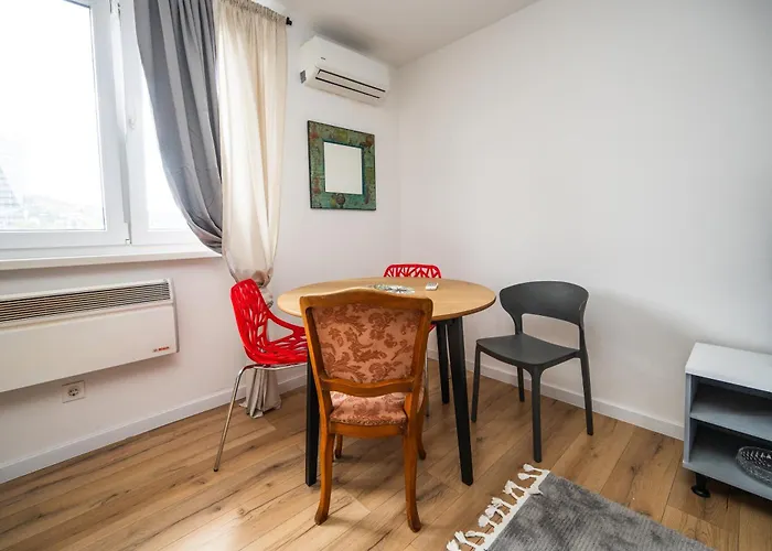 Bright And Colorful 1bdr In The Center